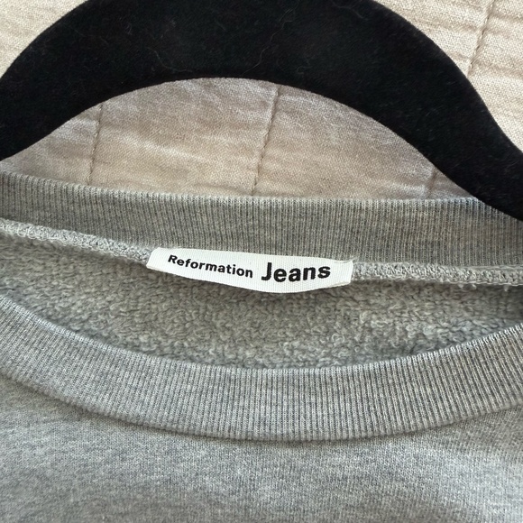 Reformation Hunter Sweatshirt – Cropped Pullover (Lightly Used) - Size S - Picture 2 of 4
